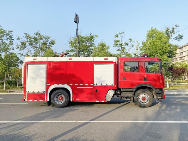 Dongfeng D9 Dolika Six-Ton Foam Fire Engine