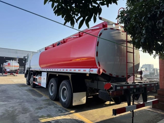 Sinotruk Howo 8x4 fuel tanker