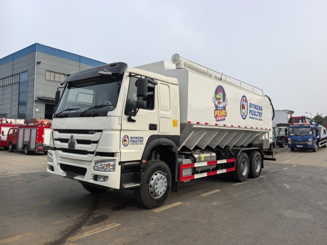 Export bulk feed truck - Sinotruk rear double axle 340 horsepower