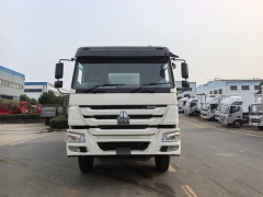 Export bulk feed truck - Sinotruk rear double axle 340 horsepower