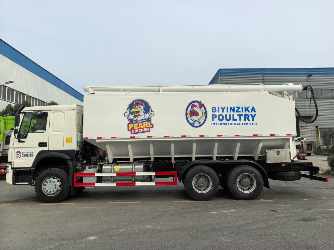 Export bulk feed truck - Sinotruk rear double axle 340 horsepower