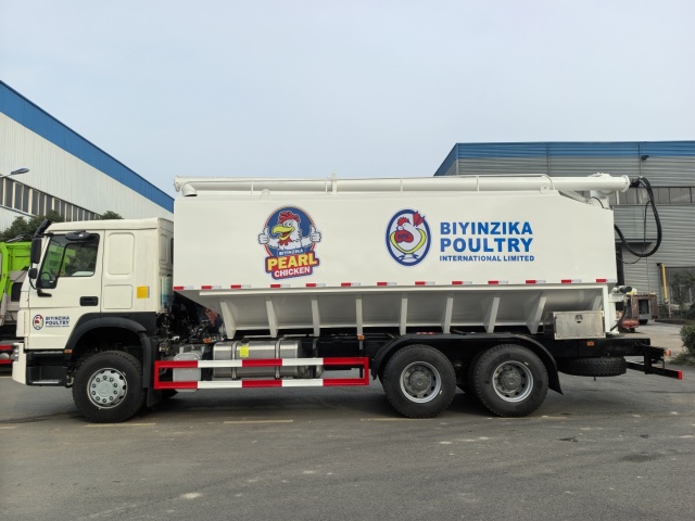 Export bulk feed truck - Sinotruk rear double axle 340 horsepower