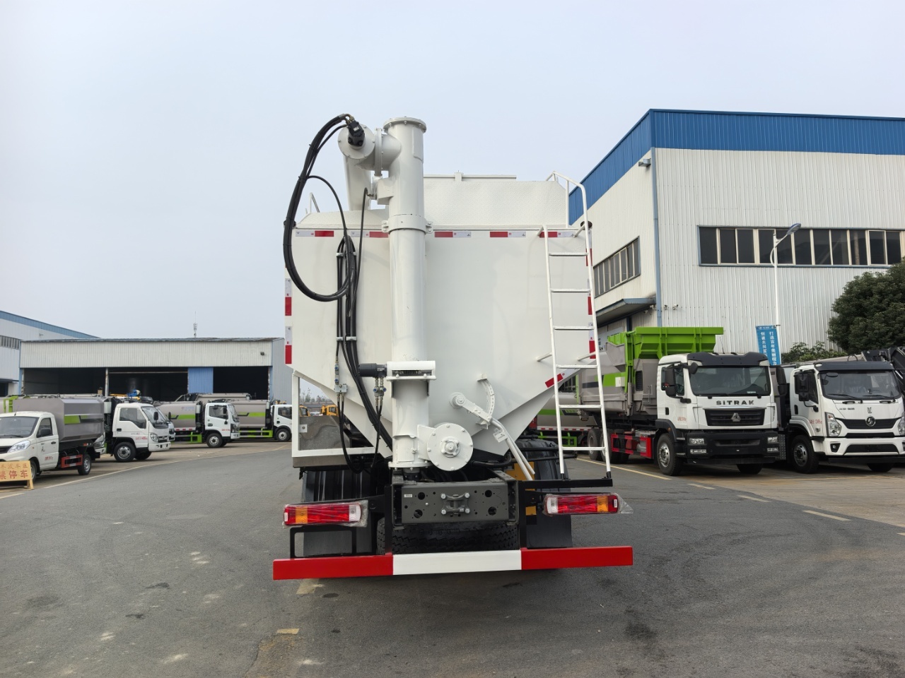Export bulk feed truck - Sinotruk rear double axle 340 horsepower