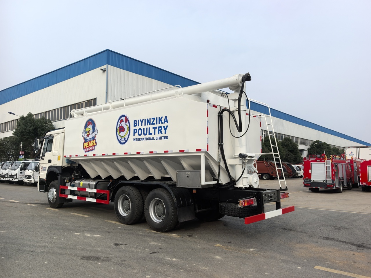 Export bulk feed truck - Sinotruk rear double axle 340 horsepower