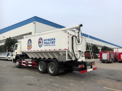 Export bulk feed truck - Sinotruk rear double axle 340 horsepower