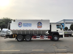 Export bulk feed truck - Sinotruk rear double axle 340 horsepower