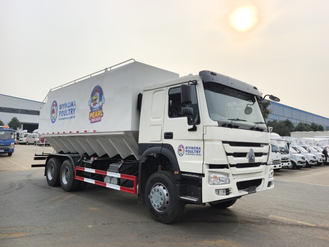 Export bulk feed truck - Sinotruk rear double axle 340 horsepower