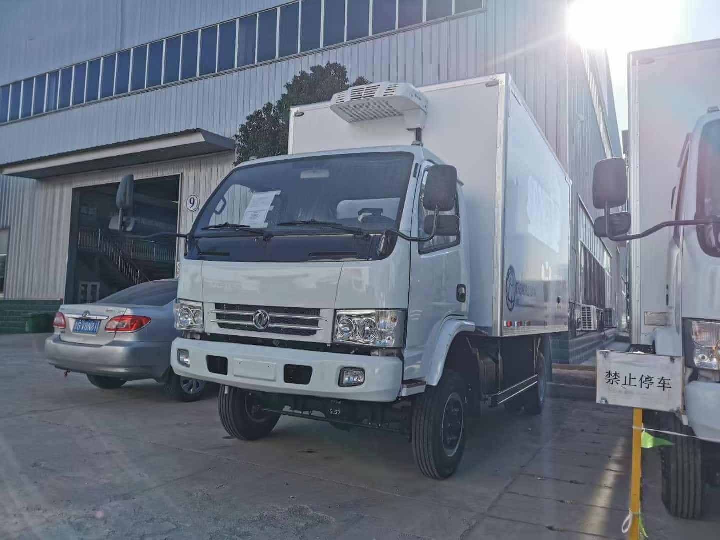 Dongfeng Dolica 4x4 3-5 ton refrigerated truck