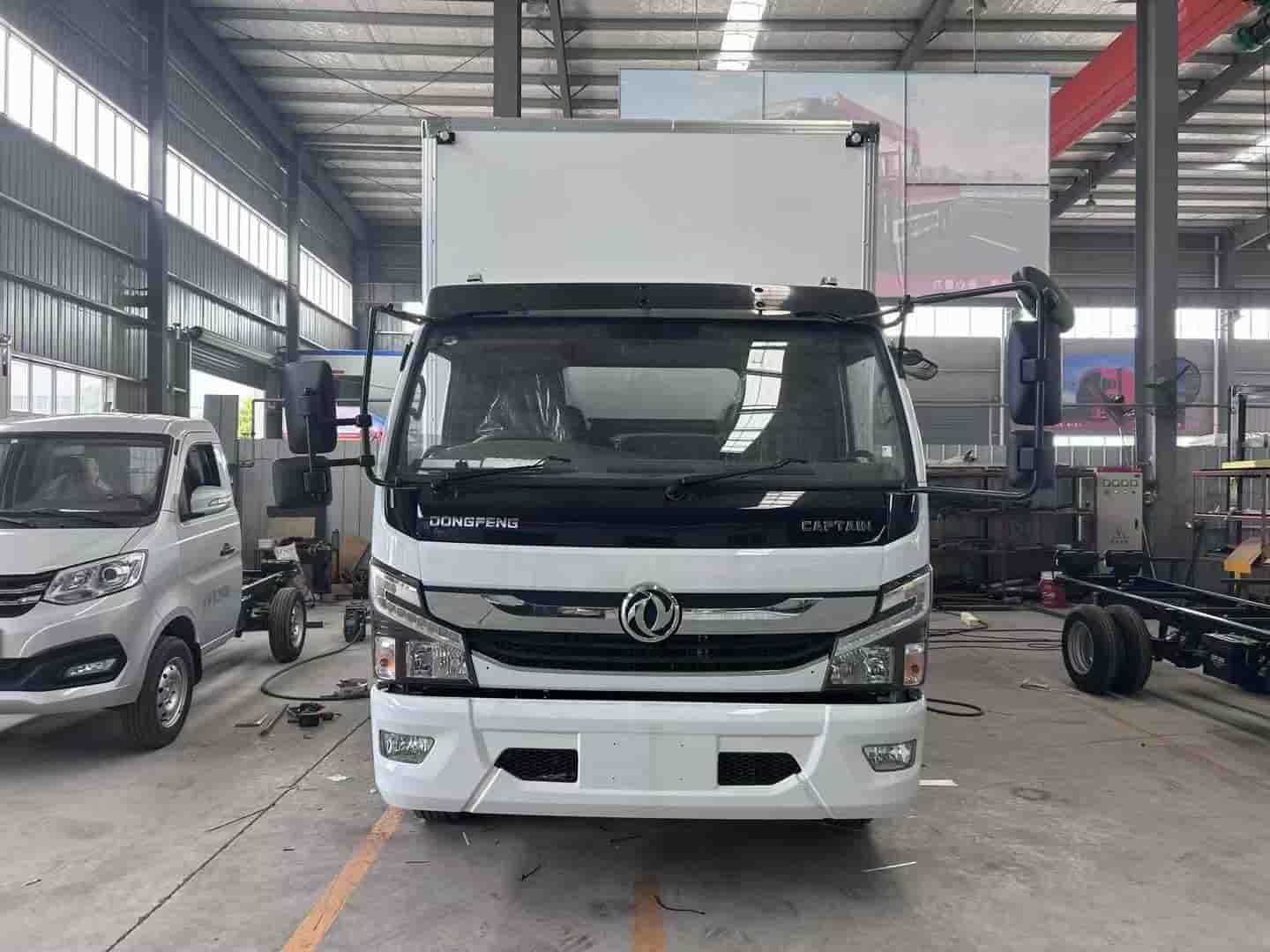 Dongfeng Captur right-hand drive refrigerated truck