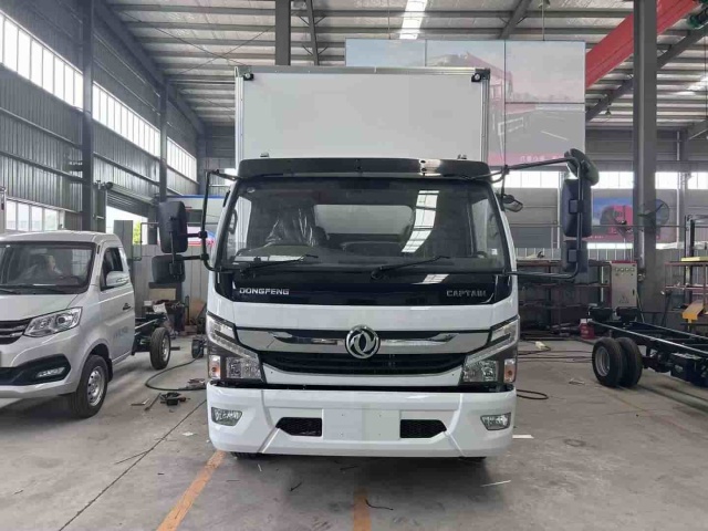 Dongfeng Captur right-hand drive refrigerated truck
