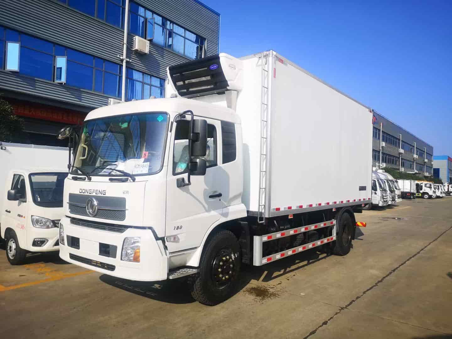 Dongfeng Tianjin 4×2 refrigerated truck with hydraulic tailgate
