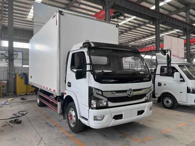 Dongfeng Captur right-hand drive refrigerated truck