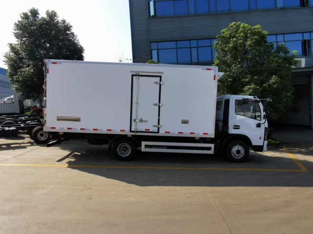 Dongfeng Dolica 4X2 8-ton refrigerated truck