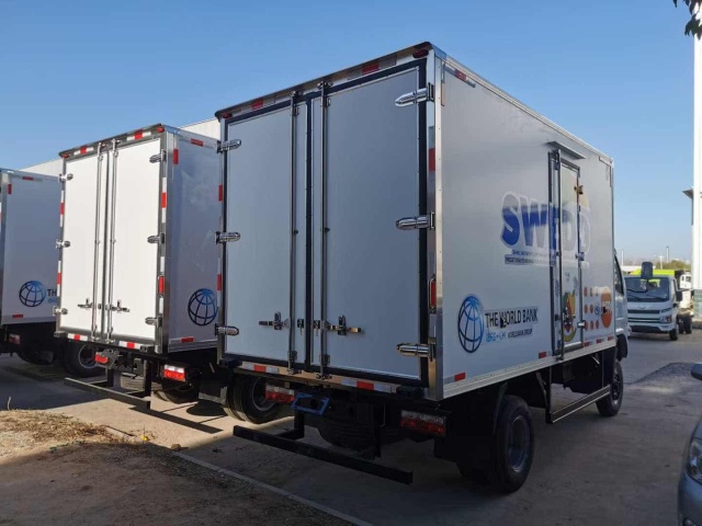 Dongfeng Dolica 4x4 3-5 ton refrigerated truck