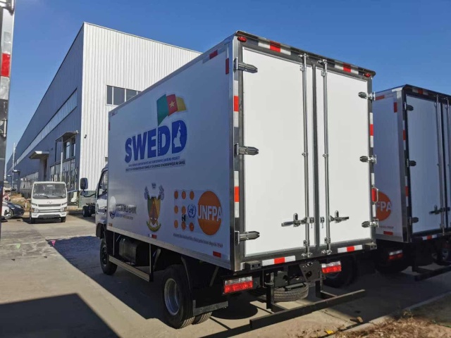 Dongfeng Dolica 4x4 3-5 ton refrigerated truck