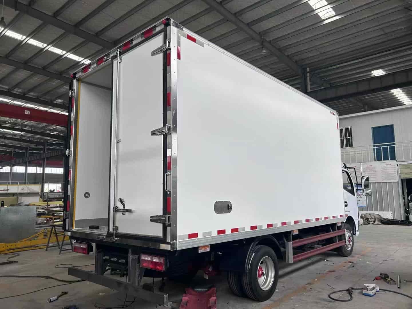 Dongfeng Captur right-hand drive refrigerated truck