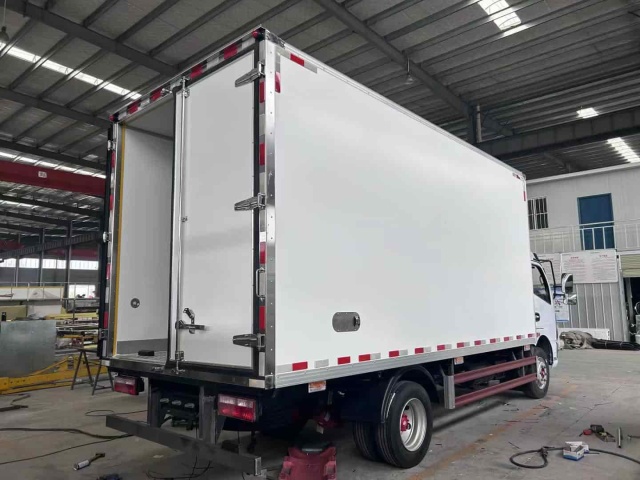 Dongfeng Captur right-hand drive refrigerated truck