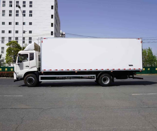 Dongfeng Tianjin (National III Emission Standard) 4×2 Refrigerated Truck
