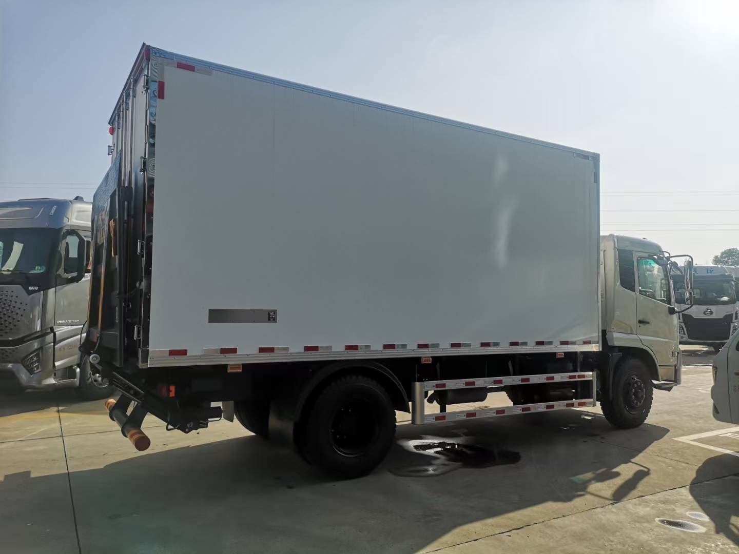 Dongfeng Tianjin 4×2 refrigerated truck with hydraulic tailgate
