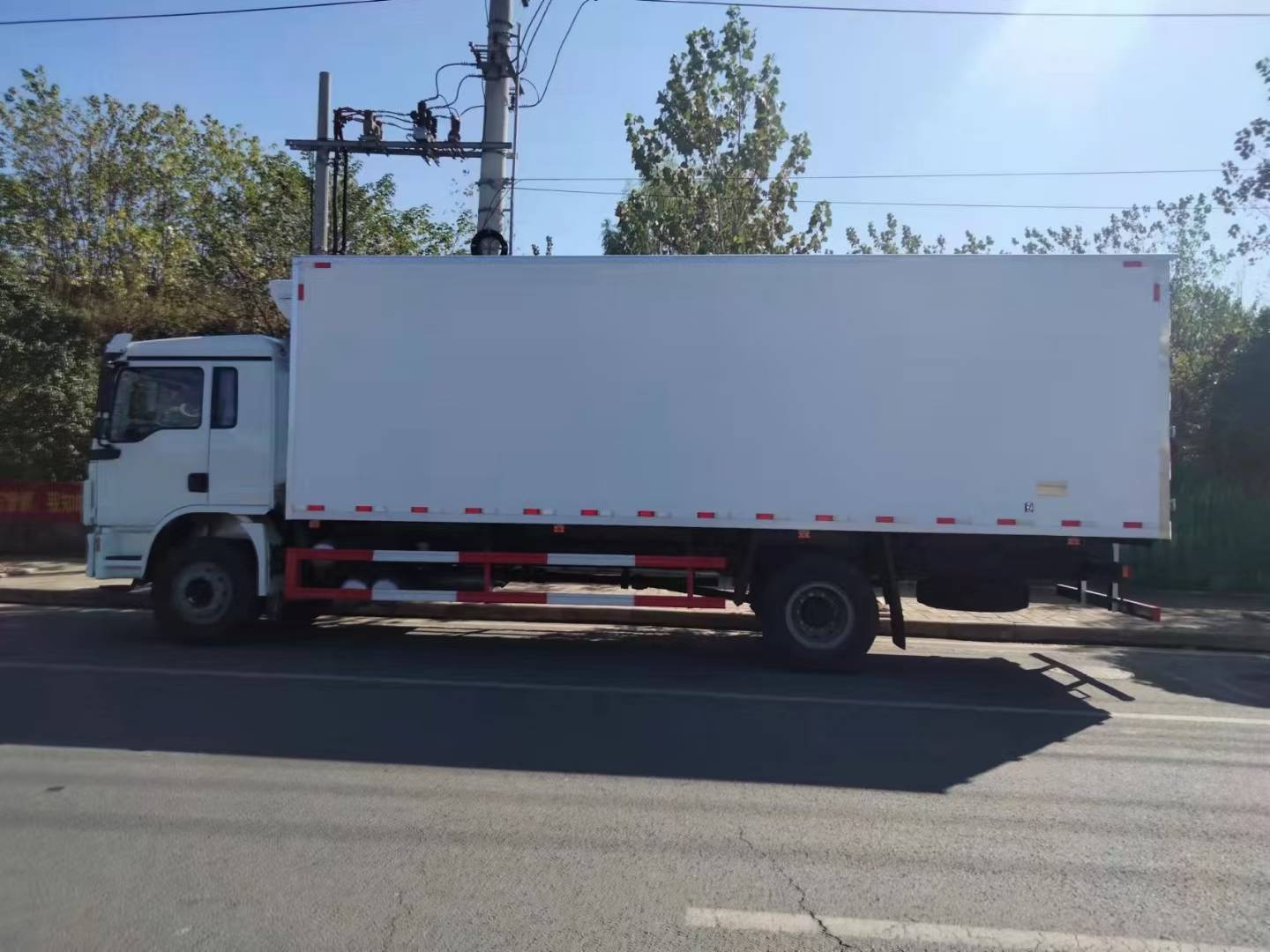 SHACMAN L3000 4x2 Refrigerated Truck