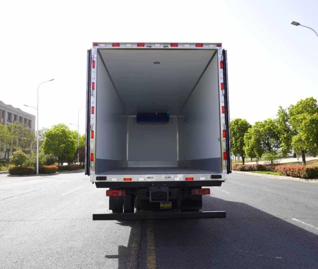 Dongfeng Tianjin (National III Emission Standard) 4×2 Refrigerated Truck