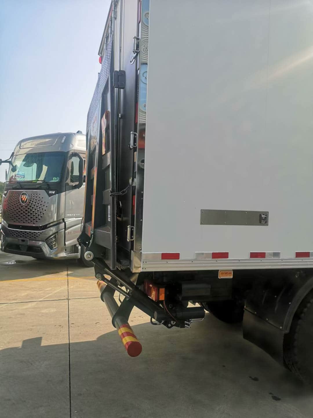 Dongfeng Tianjin 4×2 refrigerated truck with hydraulic tailgate