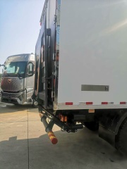 Dongfeng Tianjin 4×2 refrigerated truck with hydraulic tailgate