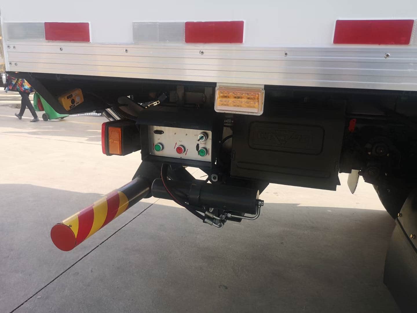 Dongfeng Tianjin 4×2 refrigerated truck with hydraulic tailgate