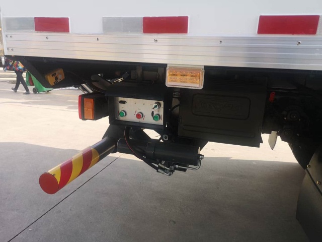Dongfeng Tianjin 4×2 refrigerated truck with hydraulic tailgate