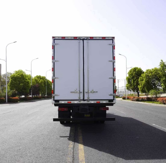 Dongfeng Tianjin (National III Emission Standard) 4×2 Refrigerated Truck