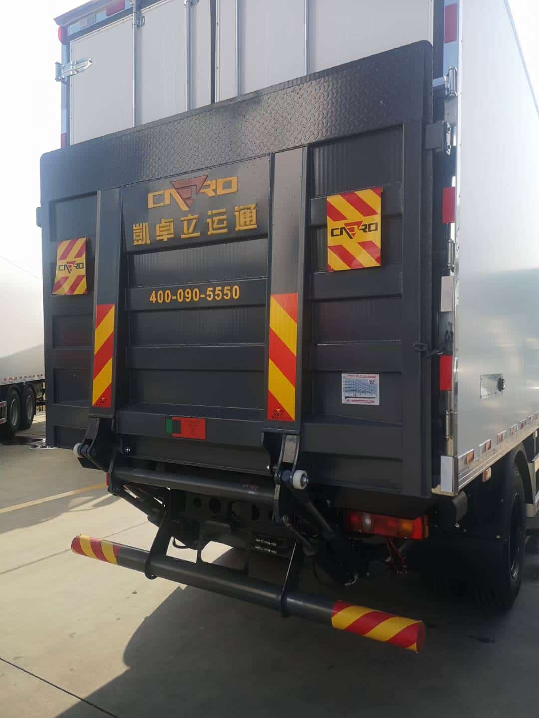 Dongfeng Tianjin 4×2 refrigerated truck with hydraulic tailgate