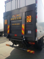 Dongfeng Tianjin 4×2 refrigerated truck with hydraulic tailgate