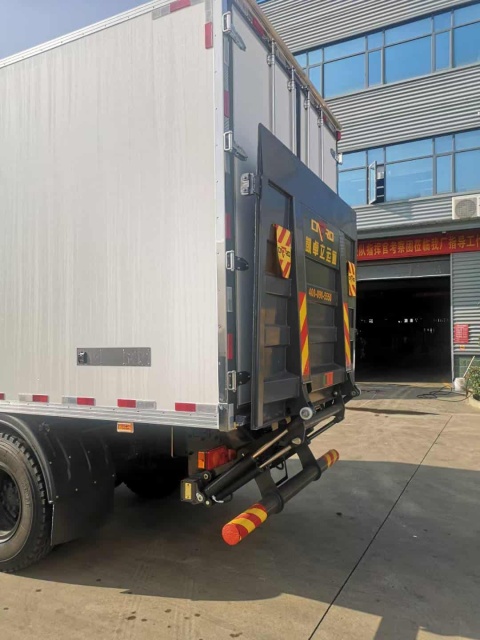Dongfeng Tianjin 4×2 refrigerated truck with hydraulic tailgate
