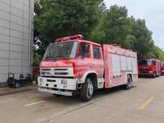 Waxing of Dongfeng 145 water tanker fire truck