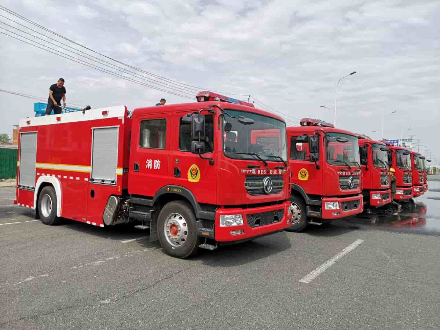 Dongfeng double-row fire truck