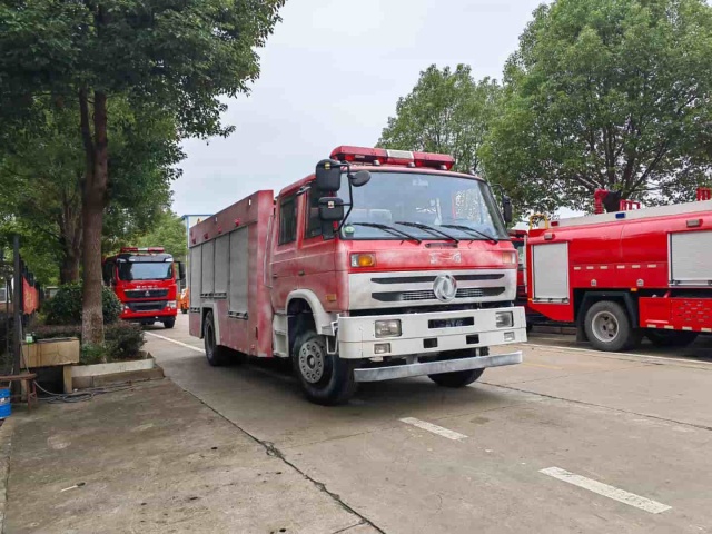 Waxing of Dongfeng 145 water tanker fire truck