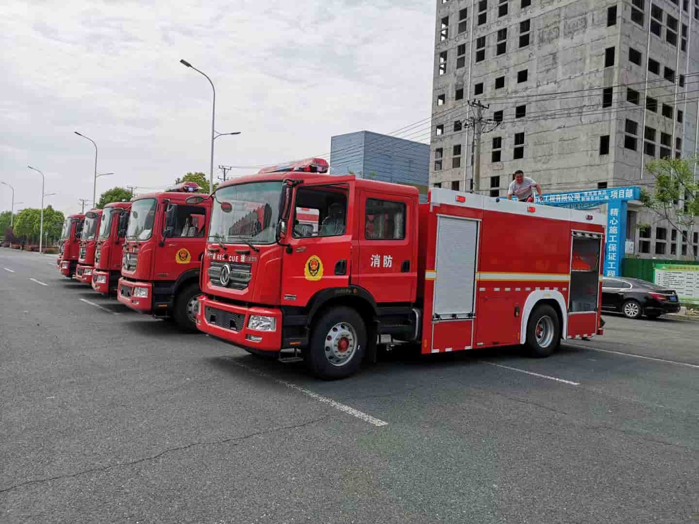 Dongfeng double-row fire truck