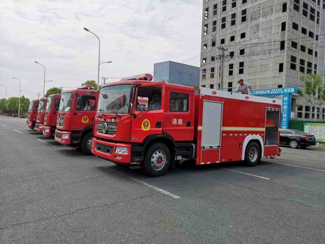 Dongfeng double-row fire truck