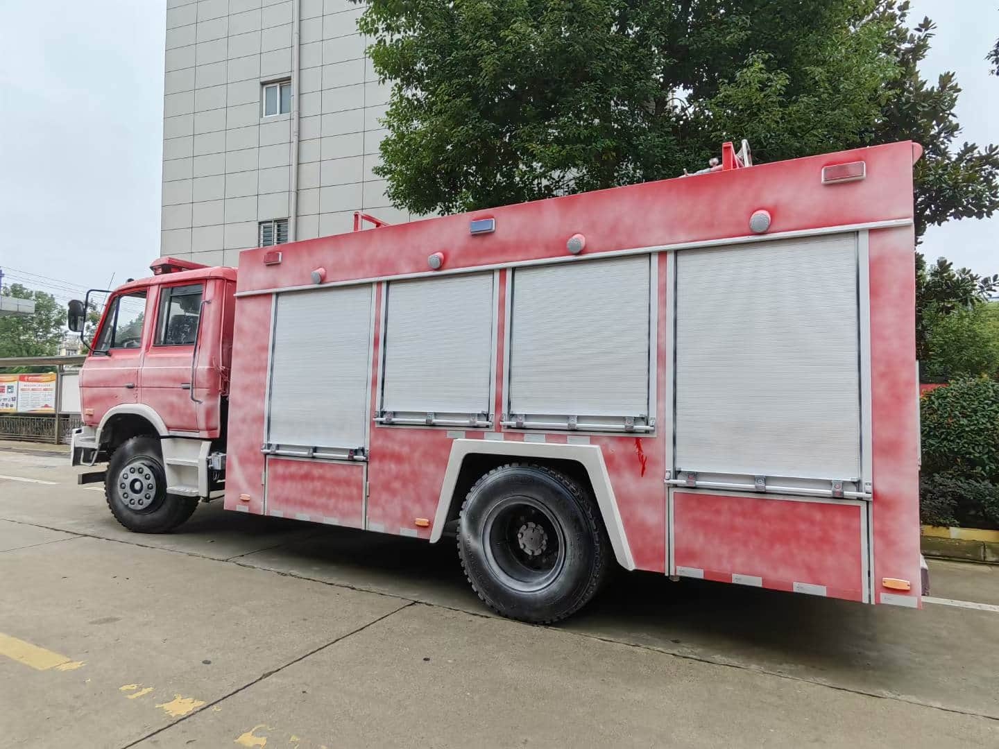Waxing of Dongfeng 145 water tanker fire truck