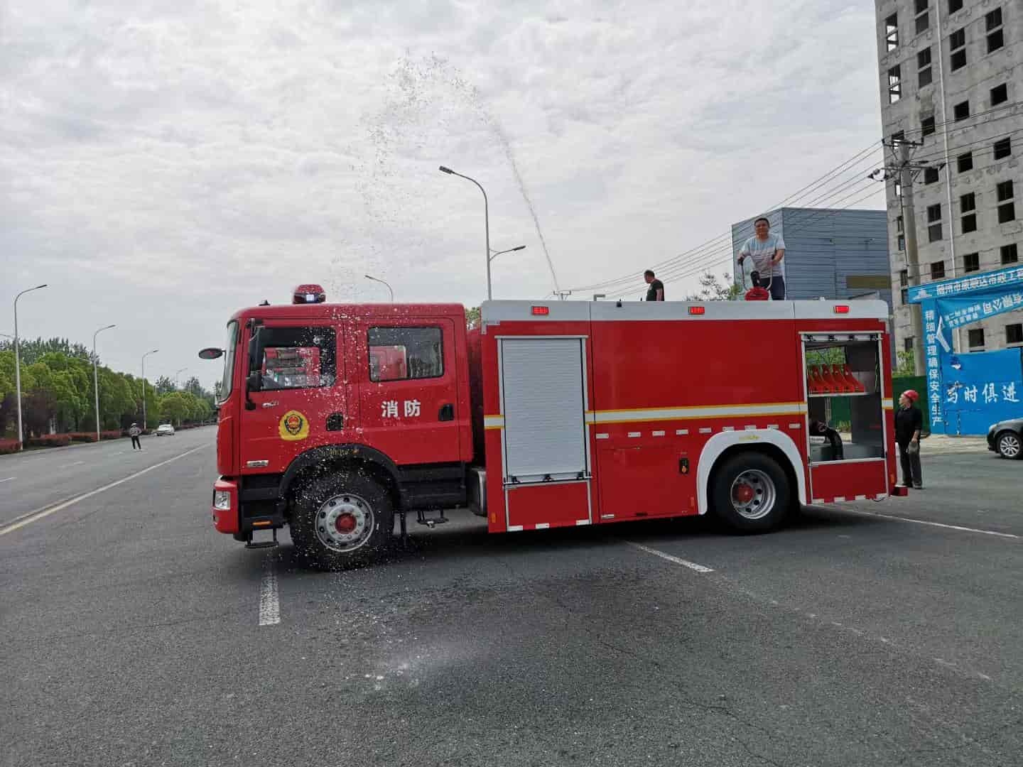 Dongfeng double-row fire truck