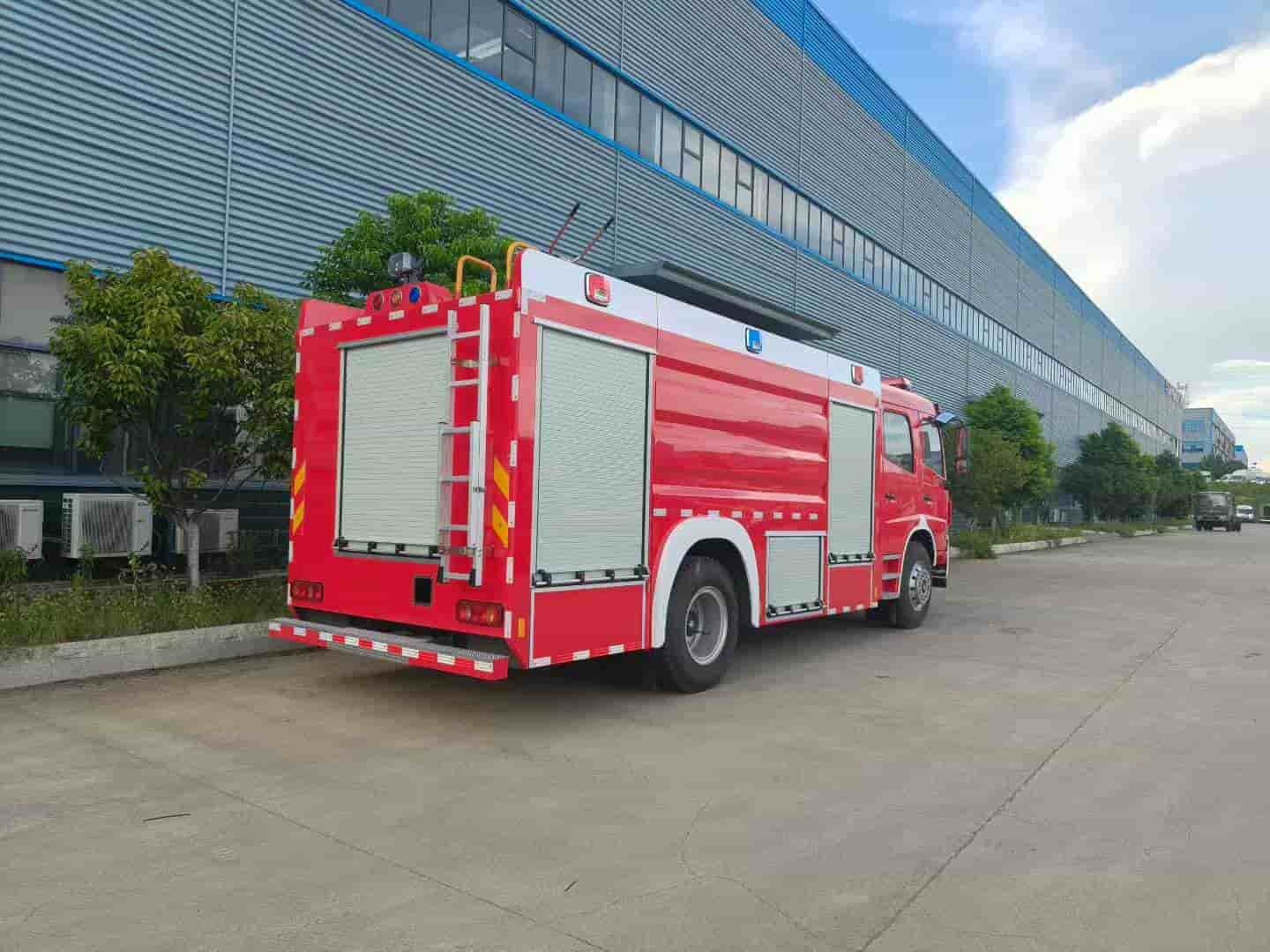 Dongfeng Huashen 8-ton foam fire truck