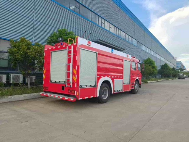 Dongfeng Huashen 8-ton foam fire truck