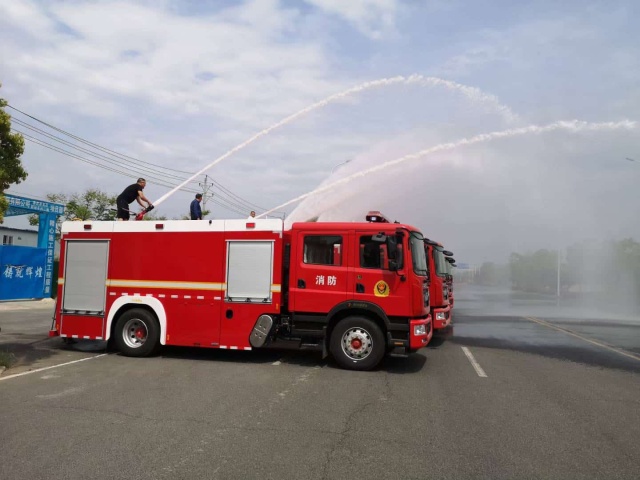 Dongfeng double-row fire truck