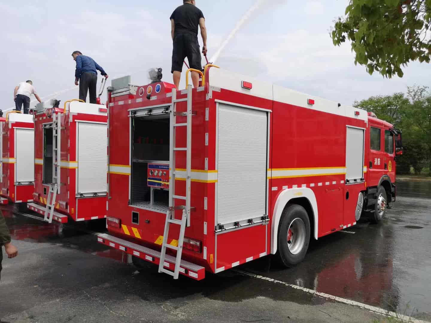 Dongfeng double-row fire truck
