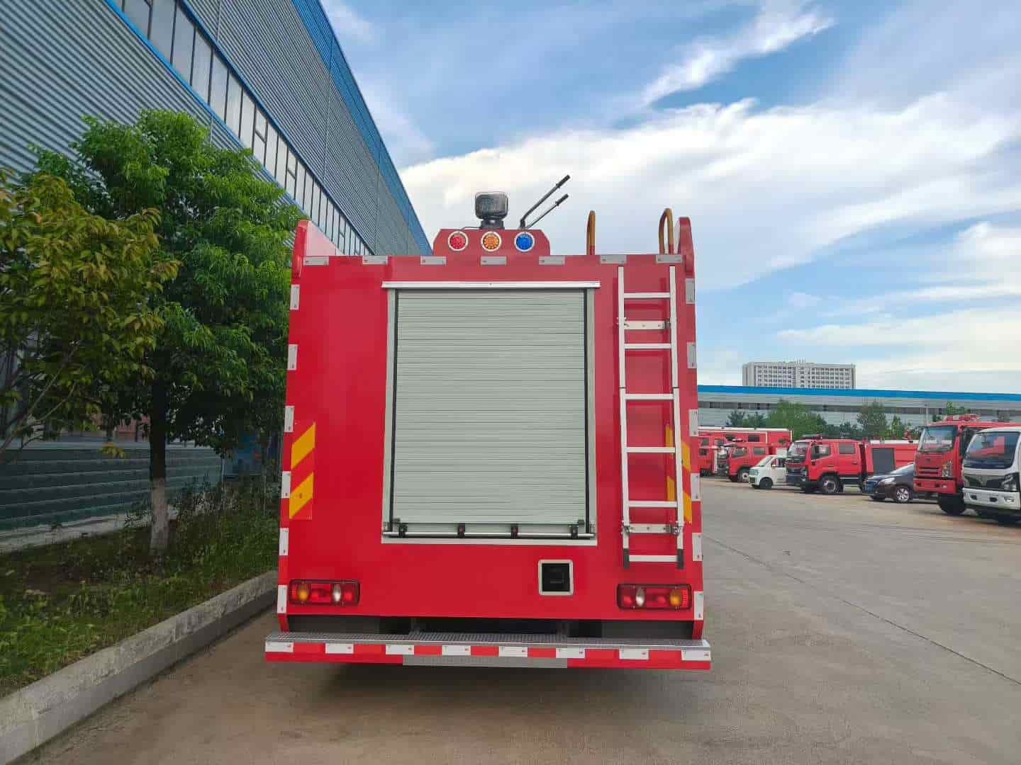 Dongfeng Huashen 8-ton foam fire truck