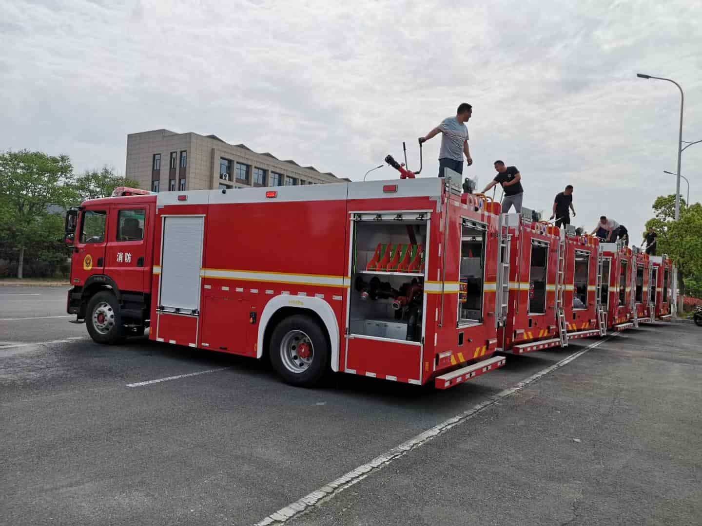Dongfeng double-row fire truck