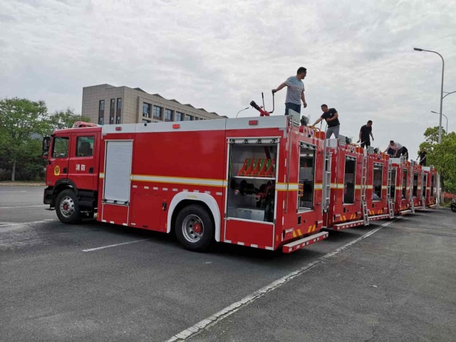 Dongfeng double-row fire truck