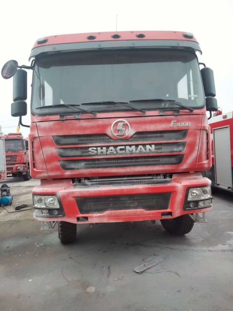 Waxing SHACMAN F3000 fire truck