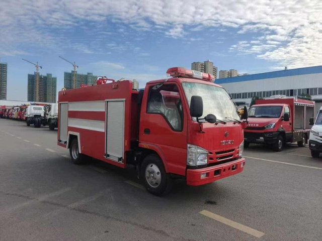 Isuzu 3-ton water tanker fire truck