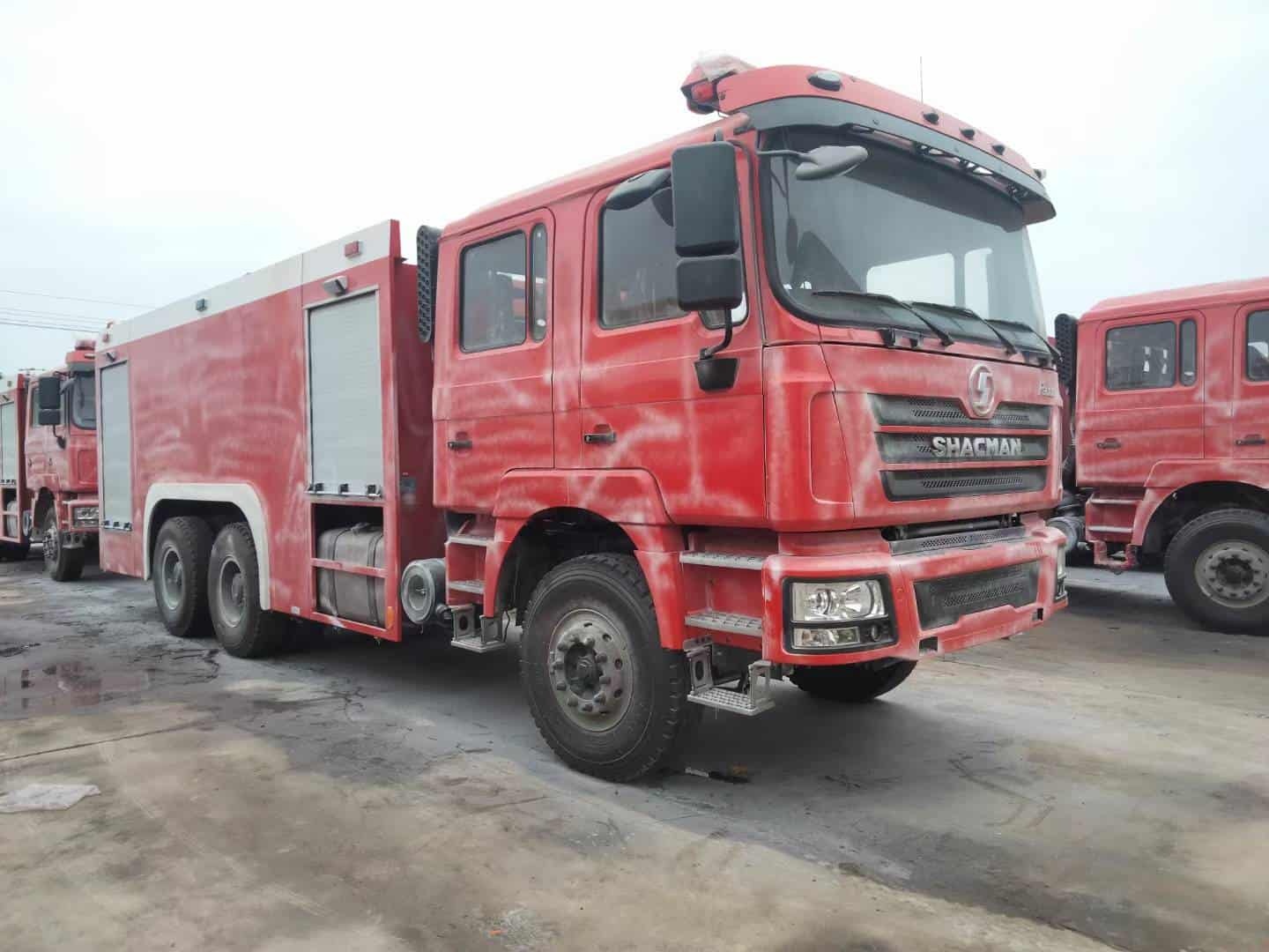 Waxing SHACMAN F3000 fire truck
